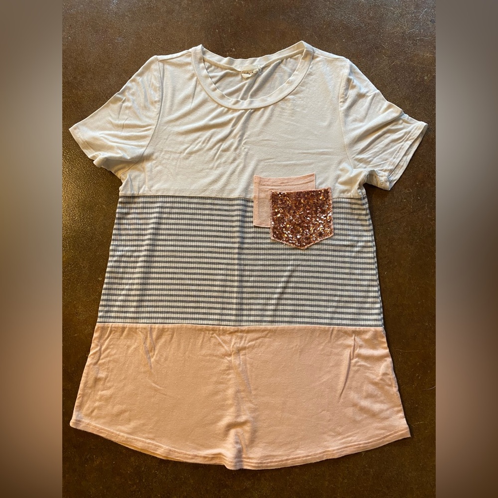 Short sleeve 3 tone color shirt with double sequin pocket